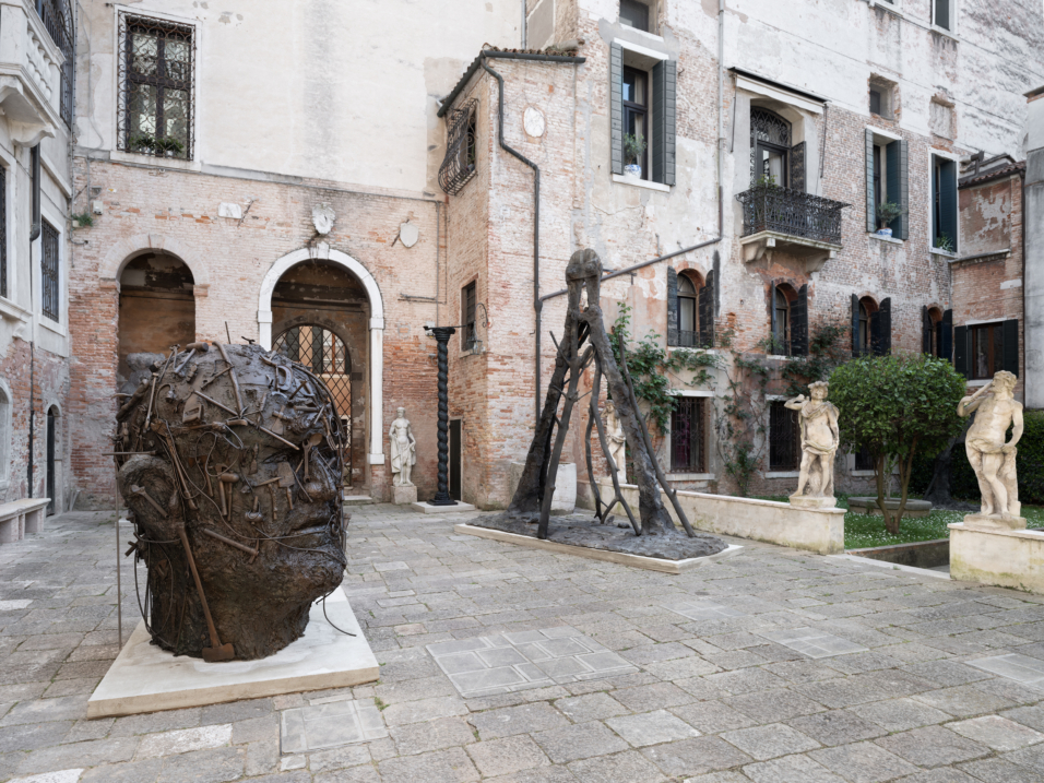 DOG ON THE FORGE – Venise