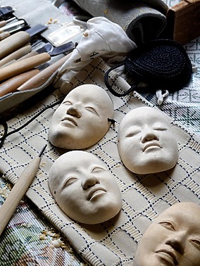 Jeanne Vicerial Noh masks, realised with the craftwoman Mitsue Nakamura in Kyoto. 2024 Hinoki wood, traditional Japanese technic. Masques Nô par Jeanne Vicerial, réalisé avec l'artisane Mitsue Nakamura à Kyoto. 2024 Bois d'Hinoki, technique traditionnelle japonaise.