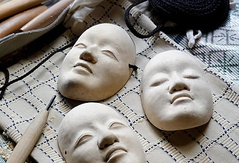 Jeanne Vicerial Noh masks, realised with the craftwoman Mitsue Nakamura in Kyoto. 2024 Hinoki wood, traditional Japanese technic. Masques Nô par Jeanne Vicerial, réalisé avec l'artisane Mitsue Nakamura à Kyoto. 2024 Bois d'Hinoki, technique traditionnelle japonaise.