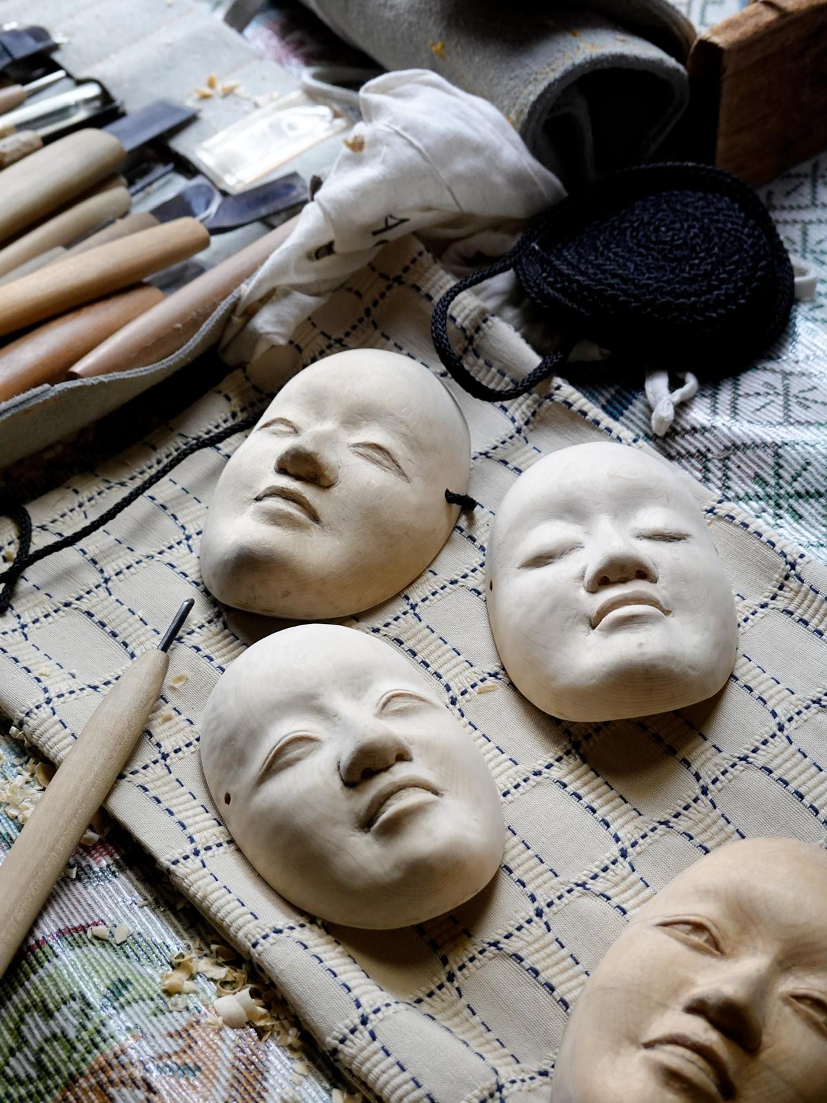 Jeanne Vicerial Noh masks, realised with the craftwoman Mitsue Nakamura in Kyoto. 2024 Hinoki wood, traditional Japanese technic. Masques Nô par Jeanne Vicerial, réalisé avec l'artisane Mitsue Nakamura à Kyoto. 2024 Bois d'Hinoki, technique traditionnelle japonaise.