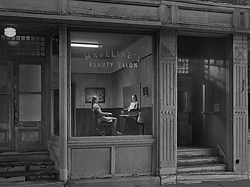 GREGORY CREWDSON Madeline's Beauty Salon, 2021-2022 Tirage numérique pigmentaire monté sur Dibond Digitalpigment print mounted to Dibond 102 × 132 cm — 40 1/4 × 52 in.