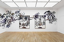 Vue de l'exposition Signs and Wonders d'Abdelkader Benchamma. L'artiste a peint sur les murs des ramifications émergeant de ses œuvres.