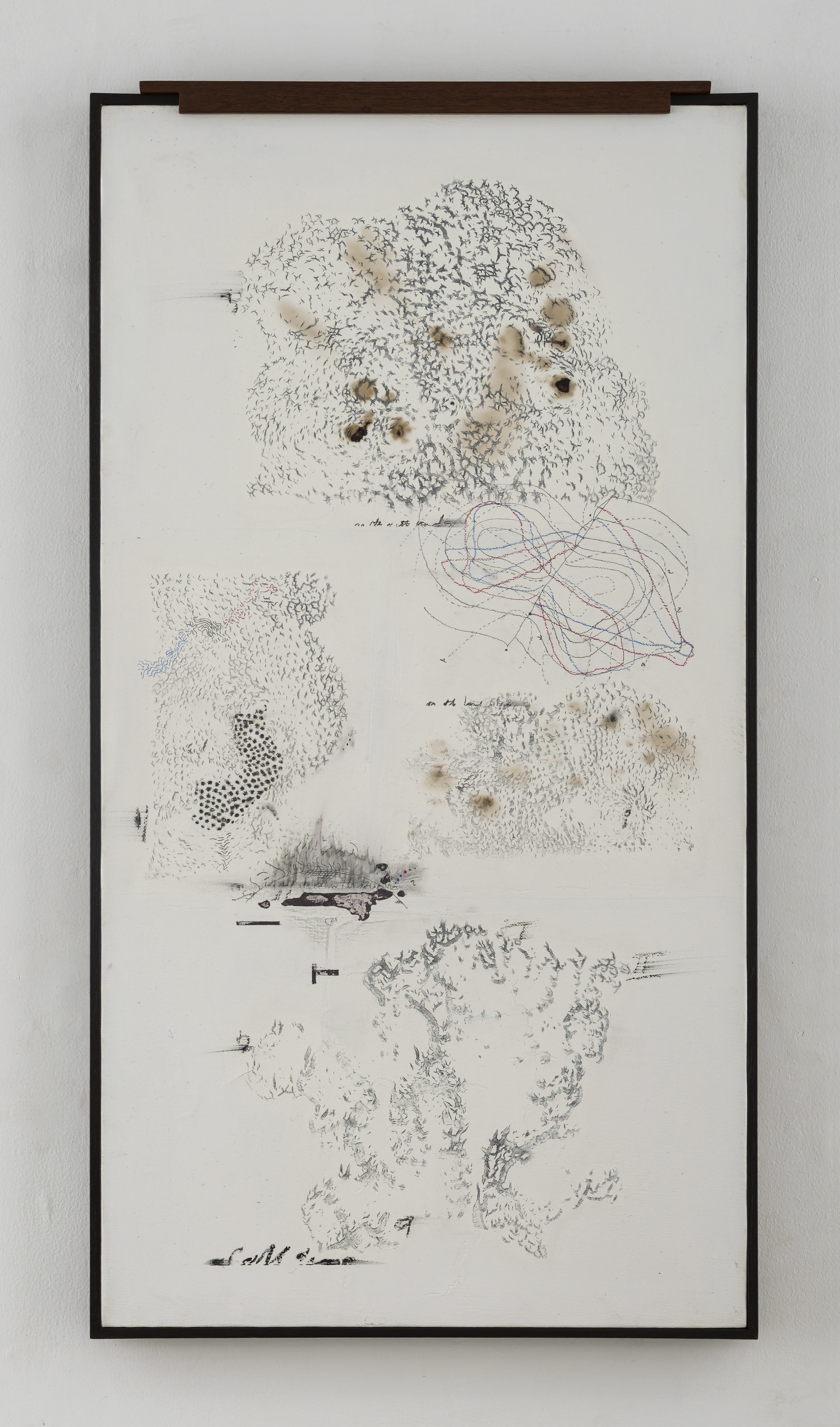 JITISH KALLAT Albedo (Point of Incidence),2024-2025 Peinture à base d'eau pour marquage routier, pigment thermochromique,gesso, aquarelle, acrylique, gomme organique, pigment de café, charbon debois et techniques mixtes sur lin Water-based road marking paint, thermochromic pigment, gesso, watercolour,acrylic, orgainc gum, coffeepigment, charcoal, and mixed media on linen.158 × 127,5 cm — 62 × 50 in.