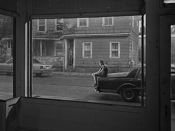 GREGORY CREWDSON The Storefront Window, 2021-2022 Tirage numérique pigmentaire monté sur Dibond Digital pigment print mounted to Dibond 102 × 132 cm — 40 1/4 × 52 in.