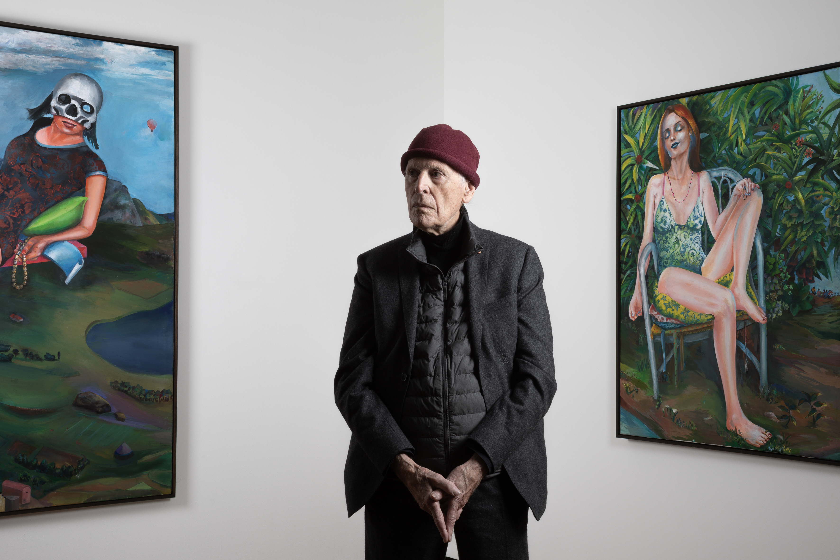 Martial Raysse devant ses tableaux La Reine du Monde, 2018 (à gauche) et Audrey, 2019 (à droite).