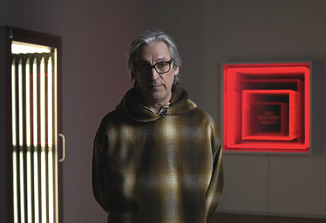 Ivan Navarro devant ses œuvres Blank Door, 2006 (à gauche) et No Se Puede Mirar, 2013 (à droite).