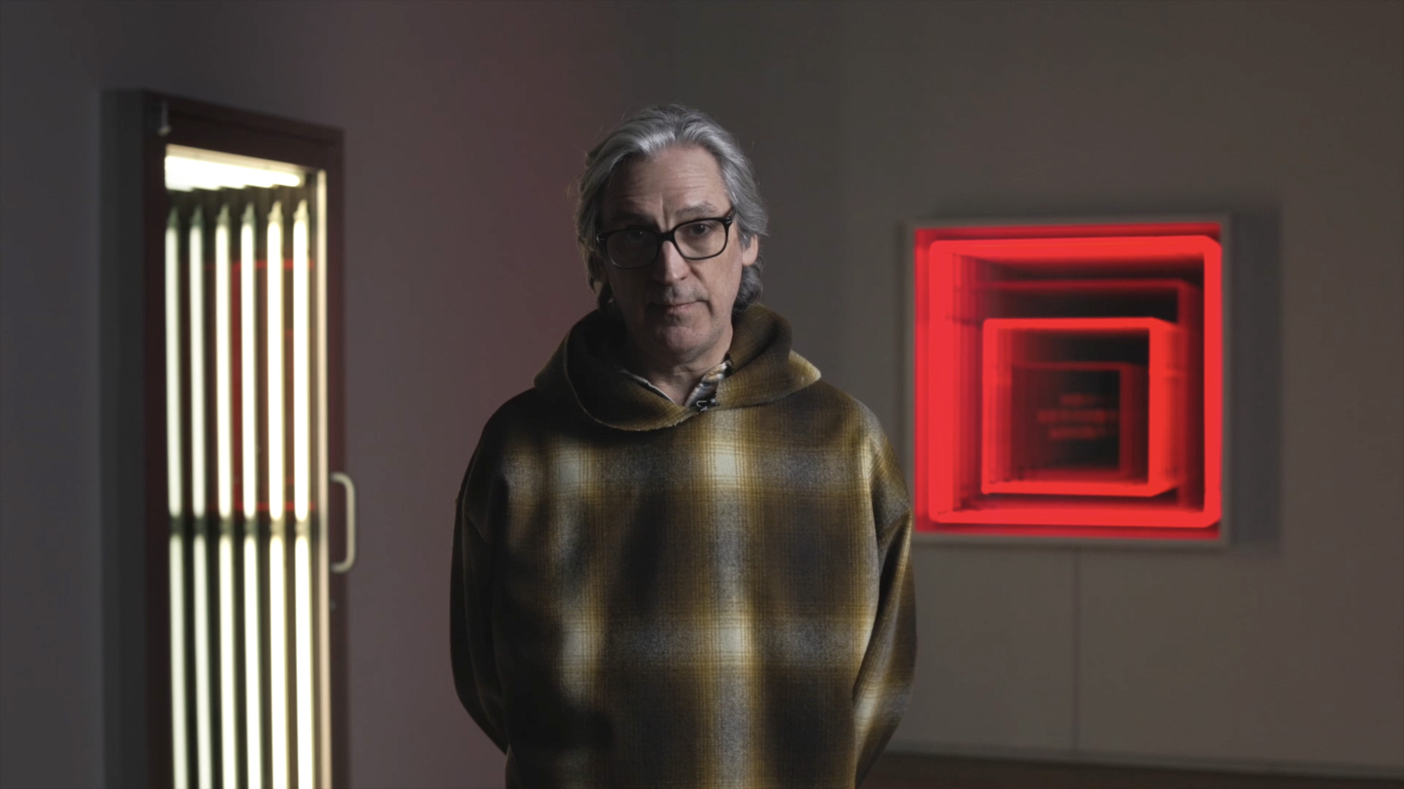 Ivan Navarro devant ses œuvres Blank Door, 2006 (à gauche) et No Se Puede Mirar, 2013 (à droite).