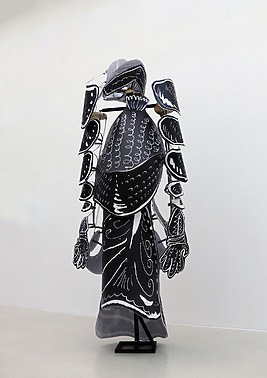 Le Géant de Picrochole de Léonard Martin, sculpture en polycarbonate, papier imprimé, bande d’acier, rivets montée sur châssis en acier.