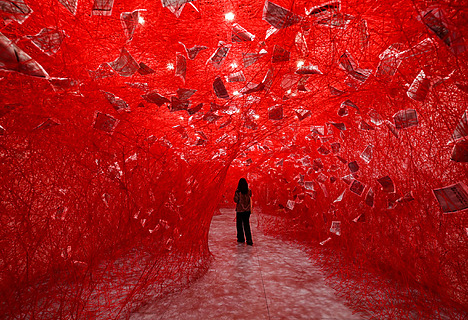 Une installation de Chiharu Shiota.