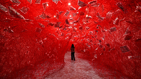 Une installation de Chiharu Shiota.