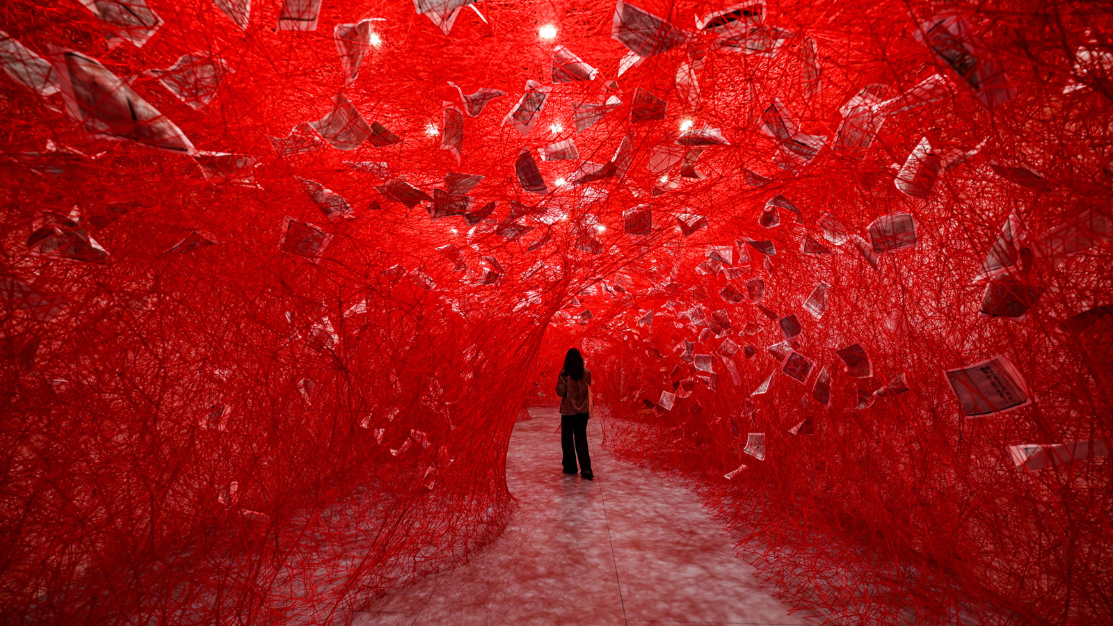 Une installation de Chiharu Shiota.