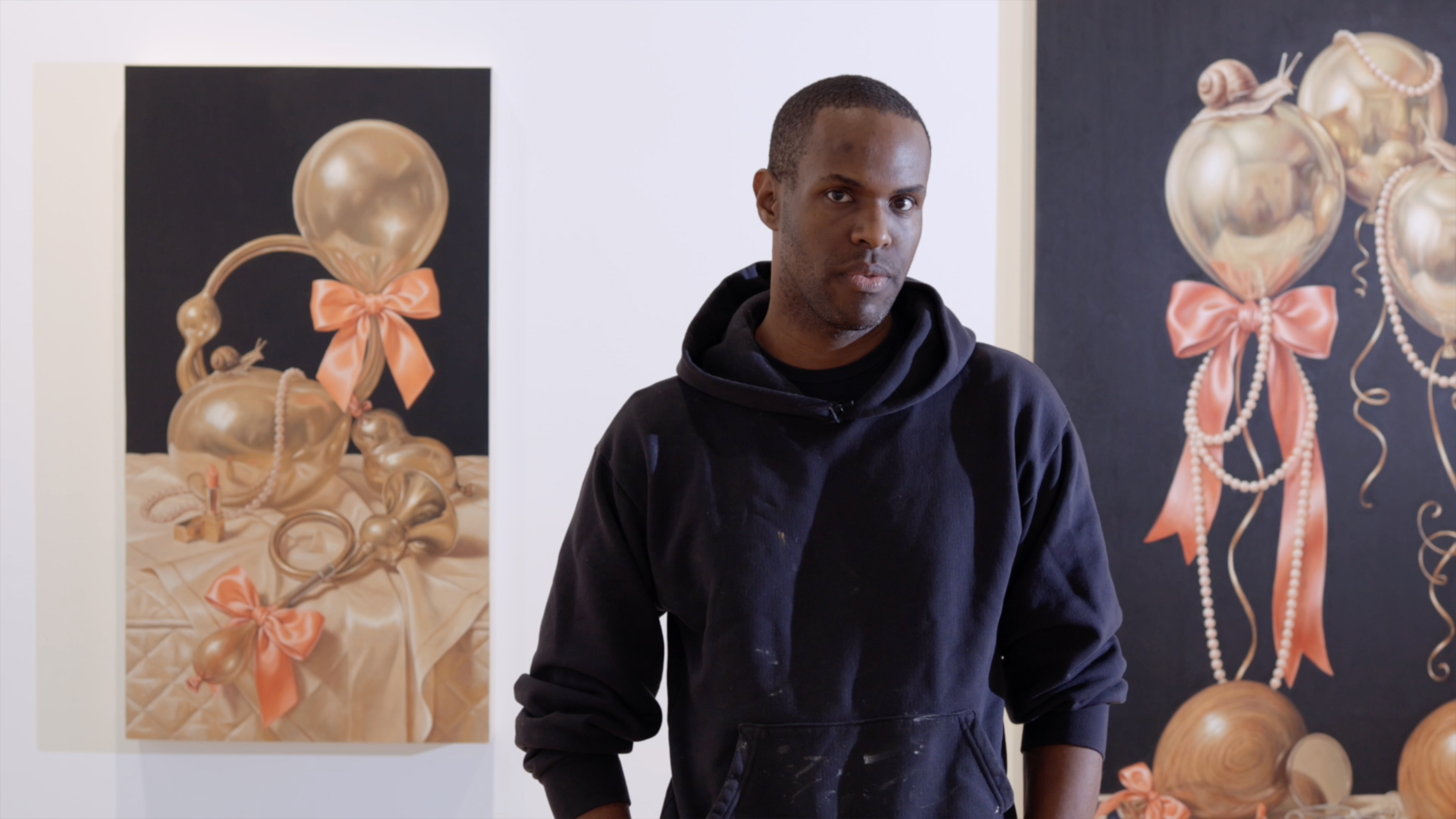 David Smalling devant ses œuvres.